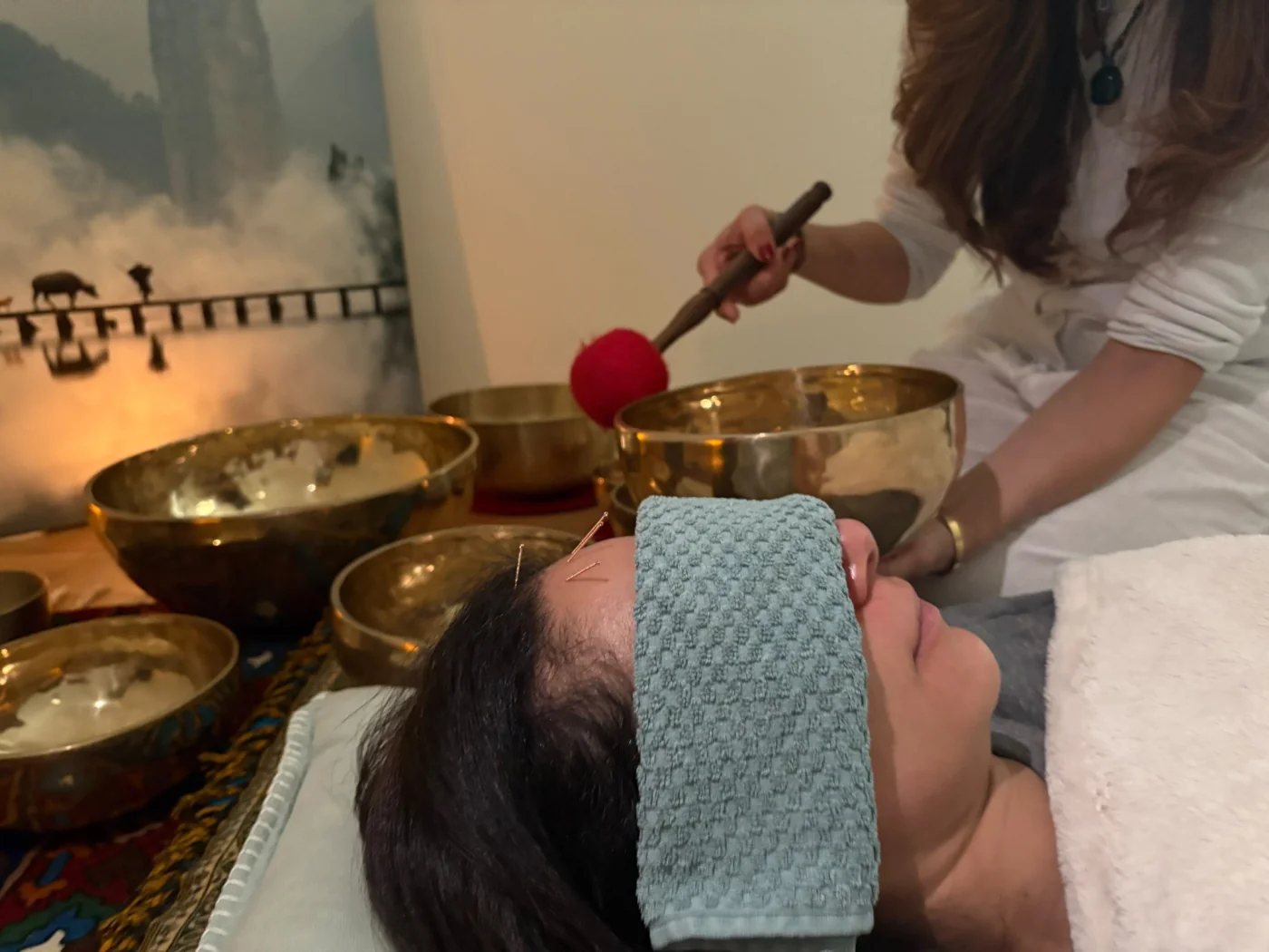 Session combining neuro-acupuncture and a singing bowl